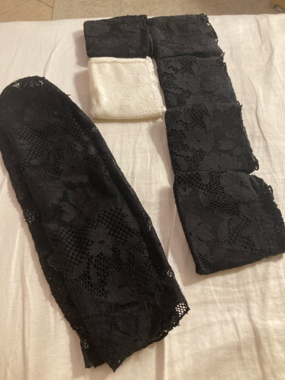 7 Pairs of MeMoi Black and White Floral Lace Slouch Crew Socks - Picture 6 of 8